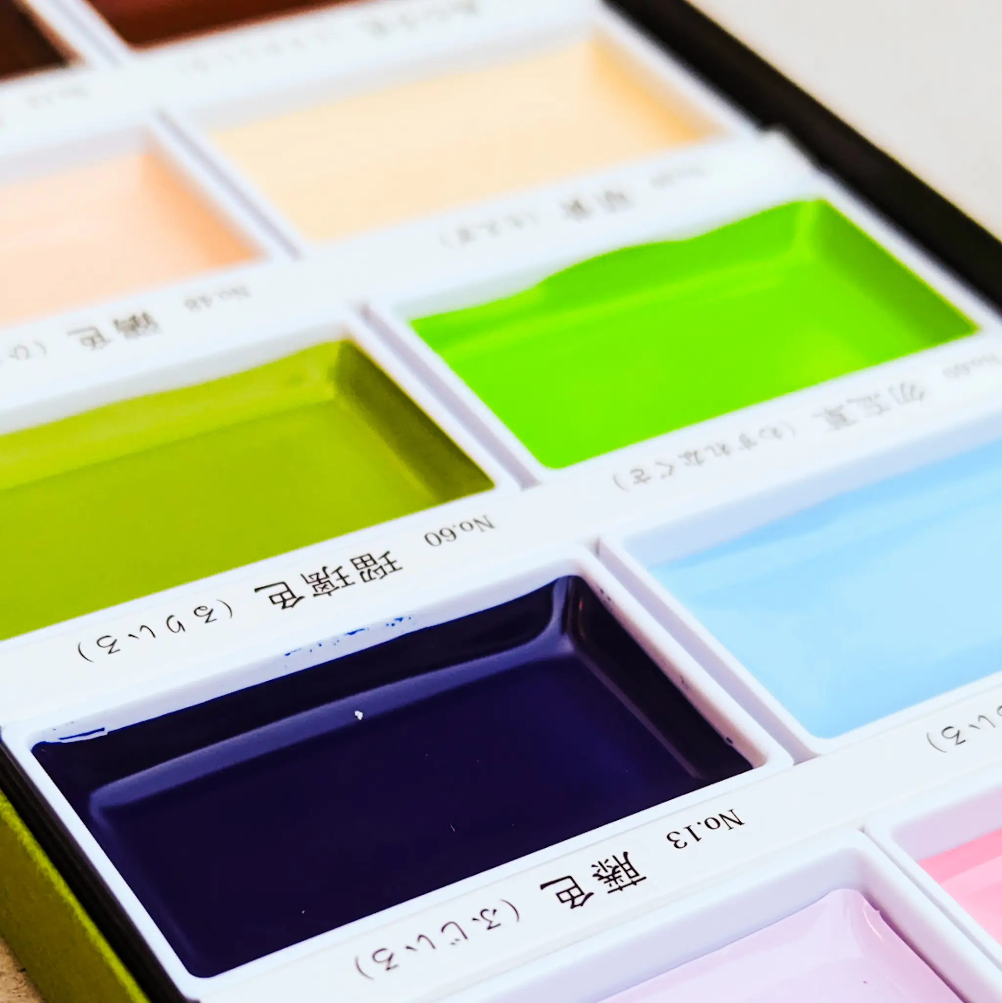 Kuretake Gansai Tambi Watercolour Art Nouveau 12 Colour Paint Set - Image 6